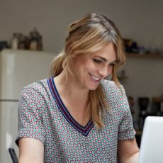 Eine junge Minjobberin informiert sich online über die Befreiung der Rentenversicherungspflicht