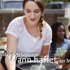 Eine junge Kellnerin bei der Arbeit