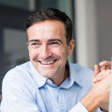 Ein Arbeitgeber erkundigt sich am PC über Minijobs