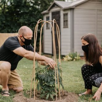 Frau und Mann arbeiten gemeinsam im Garten