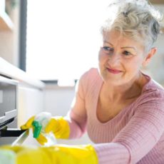 Frau putzt Backofen
