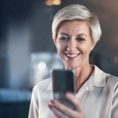Frau schaut auf ihr Handy
