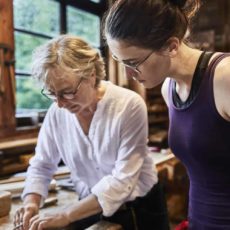 Arbeitgeberin und Minijobberin arbeiten an einem Werkstück
