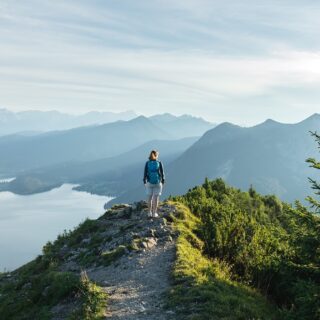 Eine Wanderin steht in den Bergen.