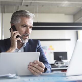 Ein Geschäftsmann arbeitet am Schreibtisch im Büro